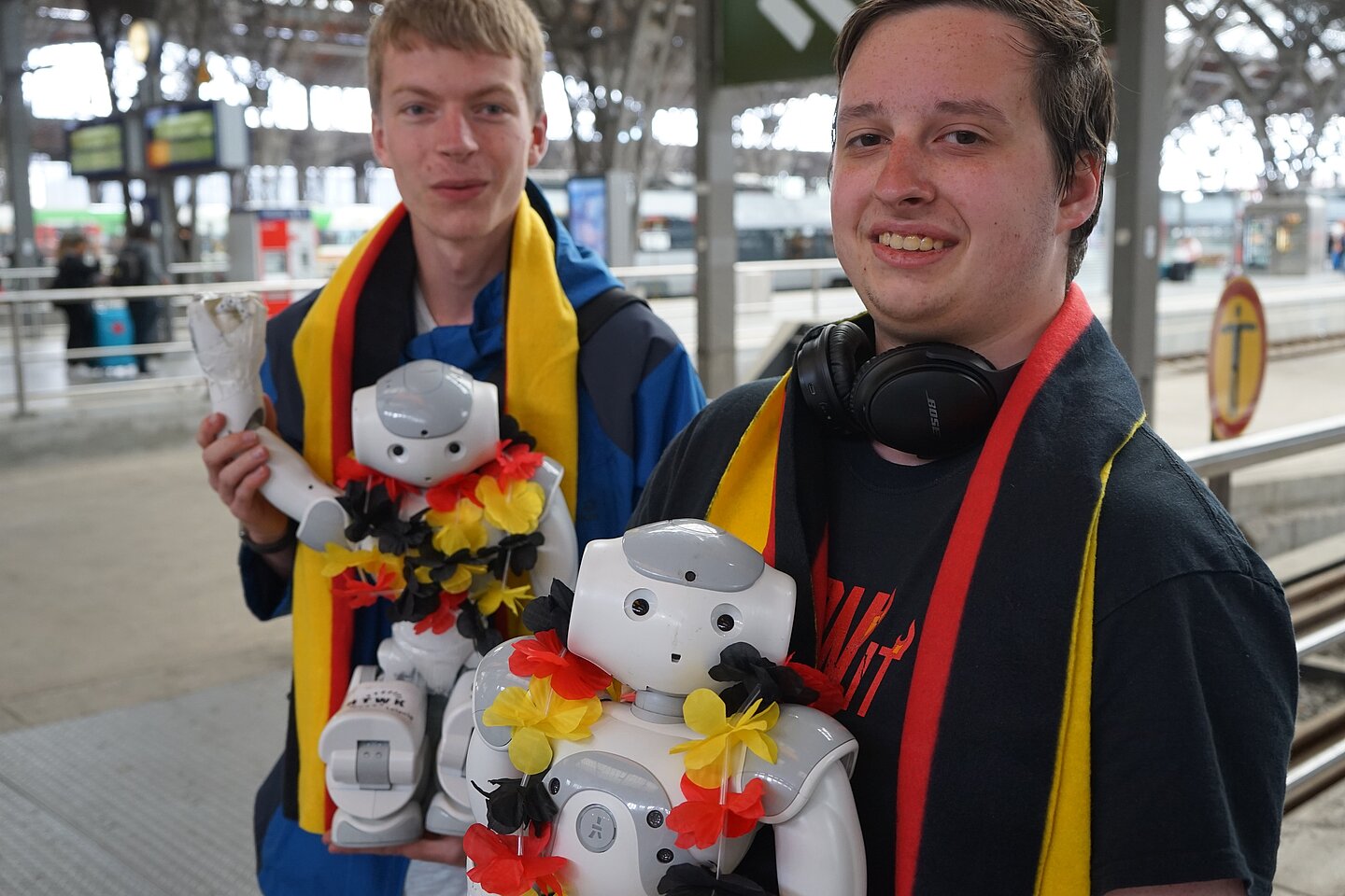 Wieder zuhause: Marvin Jenkel mit Nao-Roboter „Ursula“ (links) und Daniel Weiß mit „Joker“ vom Nao-Team HTWK. (Foto: HTWK Leipzig) Wieder zuhause: Marvin Jenkel mit Nao-Roboter „Ursula“ (links) und Daniel Weiß mit „Joker“ vom Nao-Team HTWK. (Foto: HTWK Leipzig)