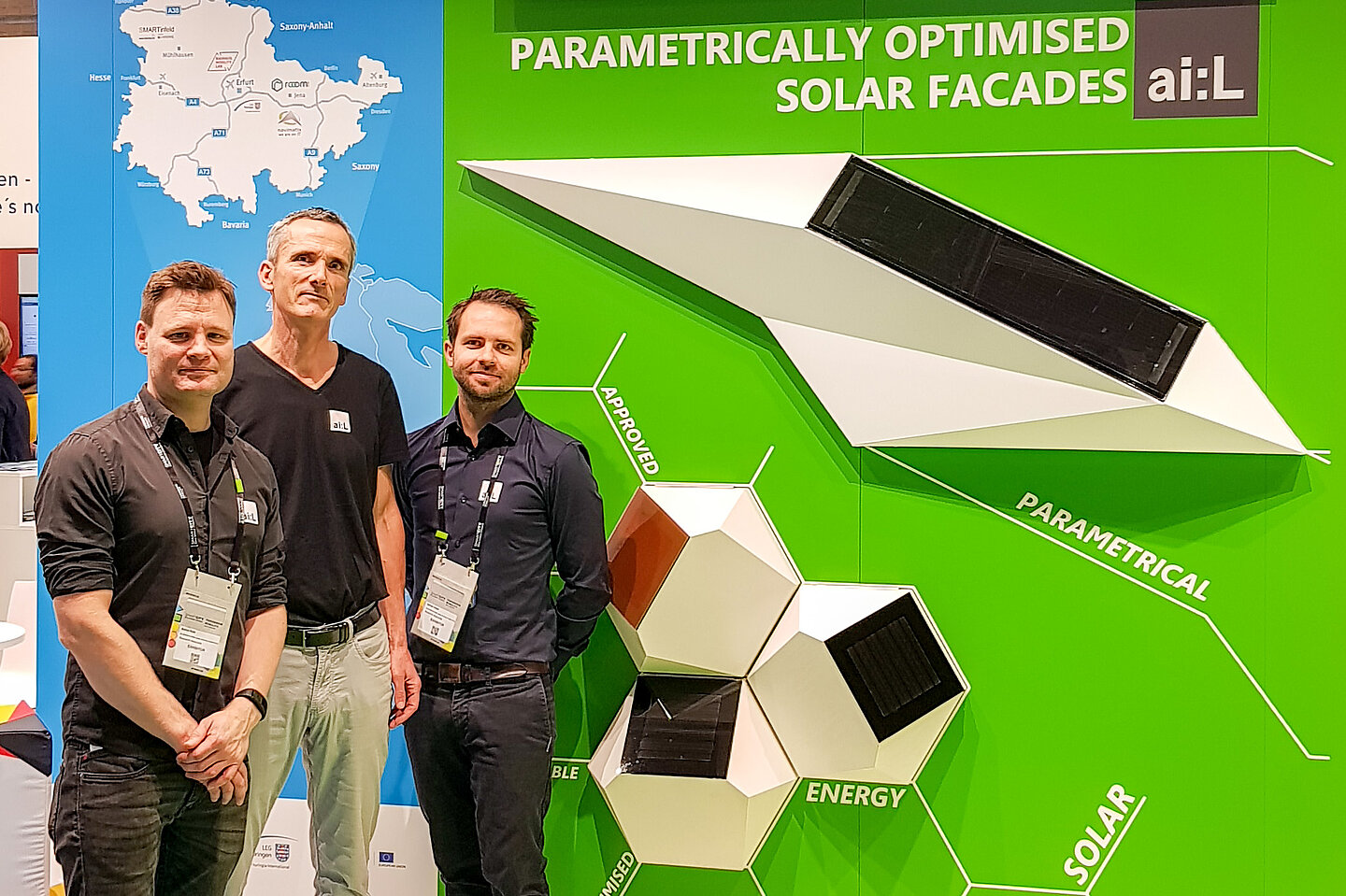 ai:L auf der Smart City Expo in Barcelona Stefan Huth, Prof. Frank Hülsmeier und Adrian Heller zeigen auf der Smart City Expo in Barcelona, wie sich Solarmodule in Fassaden integrieren lassen