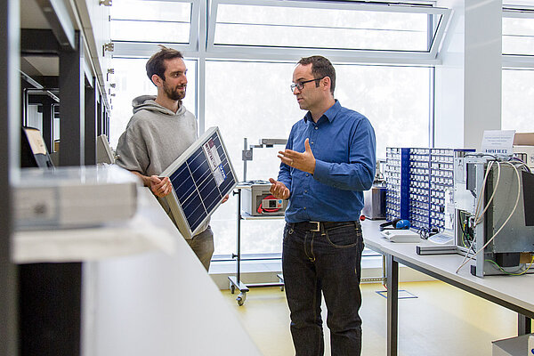 Projekt FuzzySun Stiftungsprofessor Jens Schneider und Mitarbeiter Julian Hofbauer vom Projekt „FuzzySun“ im Gespräch.