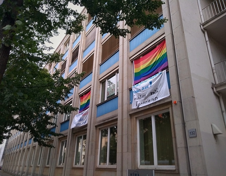 Gehisste Regenbogenfahnen vor dem Fenstern des StuRa-Büro. Gehisste Regenbogenfahnen vor dem Fenstern des StuRa-Büro.